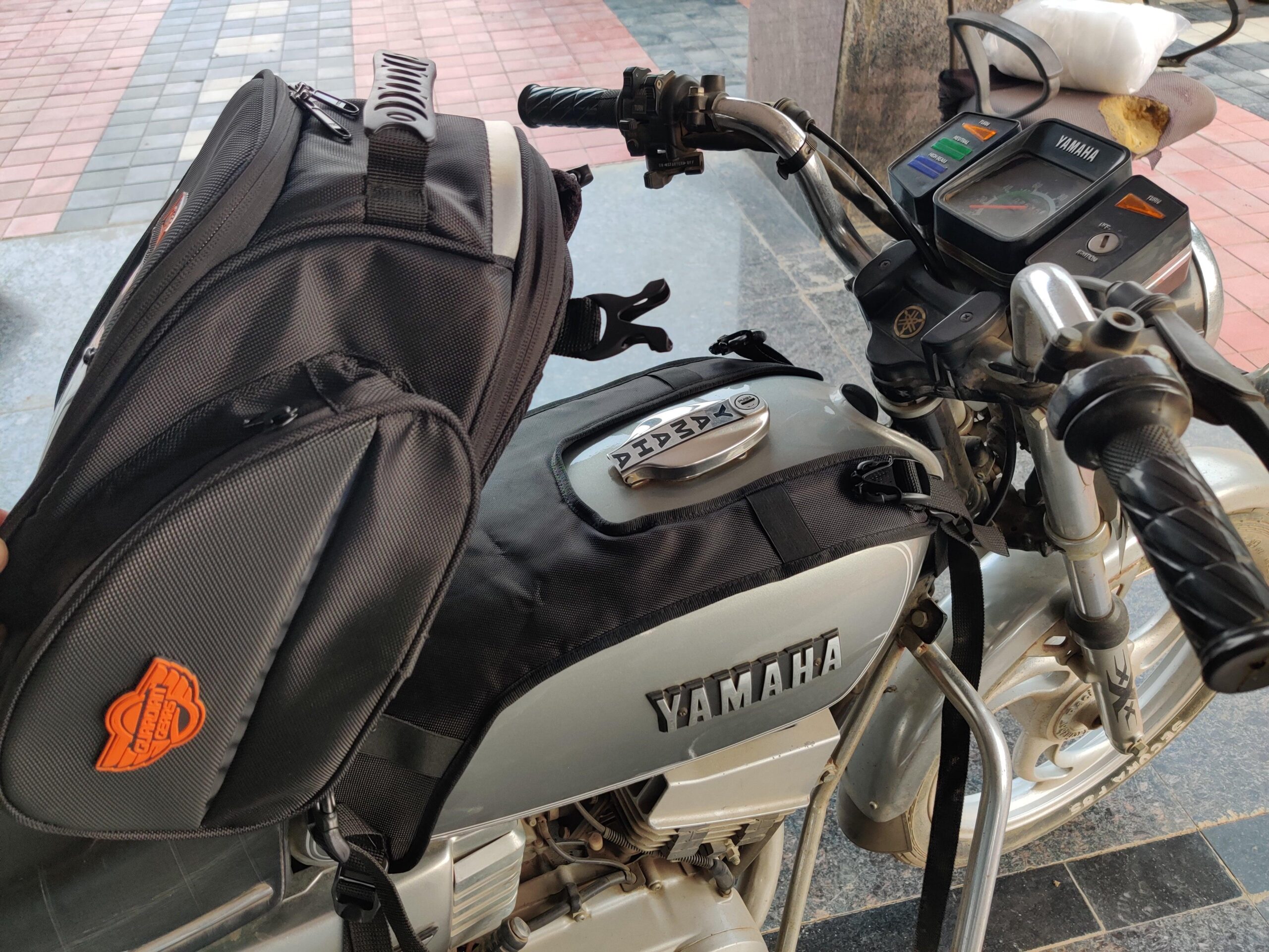 Shark Universal (Non-Magnetic) 28L Tank Bag with Rain Cover - Image 3